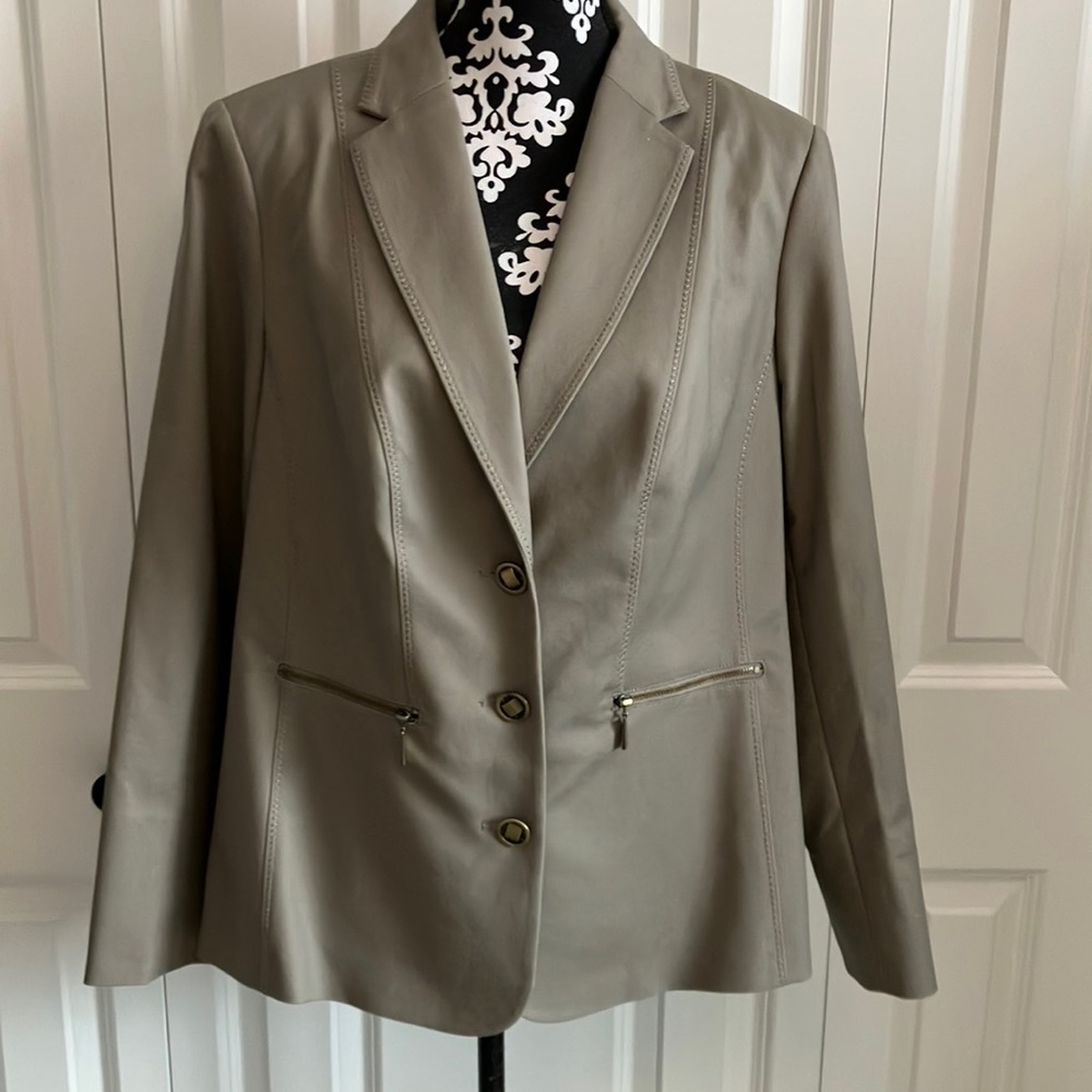 NWT Laura lined tan blazer with fabulous stitch detail.